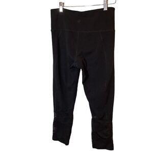 Women’s black Athleta Workout Capri Pants Style #305922